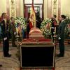 Le cercueil d'Adolfo Suarez, premier chef du gouvernement de la démocratie espagnole et artisan de la transition démocratique après la mort de Franco, était exposé le 24 mars 2014 au Congrès à Madrid, où ses compatriotes pouvaient lui rendre hommage lors du deuil national.