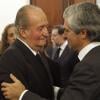 Le roi Juan Carlos Ier d'Espagne, très ému, présente ses condoléances au fils d'Adolfo Suarez, Adolfo Suarez Illana, lui donnant une accolade significative lors de sa visite à la chapelle ardente où est exposé, le 24 mars 2014 au Congrès à Madrid, le cercueil de l'ancien chef du gouvernement et artisan de la démocratie.