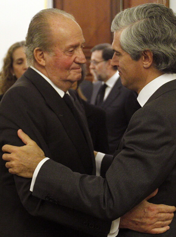 Le roi Juan Carlos Ier d'Espagne, très ému, présente ses condoléances au fils d'Adolfo Suarez, Adolfo Suarez Illana, lui donnant une accolade significative lors de sa visite à la chapelle ardente où est exposé, le 24 mars 2014 au Congrès à Madrid, le cercueil de l'ancien chef du gouvernement et artisan de la démocratie.
