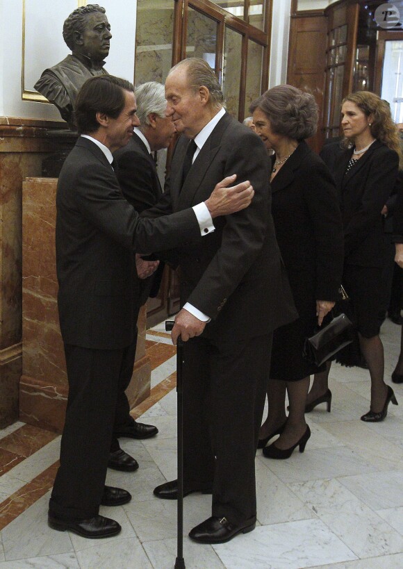 Le roi Juan Carlos Ier d'Espagne, la reine Sofia et l'infante Elena ont été accueillis par les anciens chefs du gouvernement de la démocratie espagnole lundi 24 mars 2014 à la chapelle ardente où était exposée, au Congrès, le cercueil d'Adolfo Suarez.