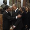 Le roi Juan Carlos Ier d'Espagne, la reine Sofia et l'infante Elena ont été accueillis par les anciens chefs du gouvernement de la démocratie espagnole lundi 24 mars 2014 à la chapelle ardente où était exposée, au Congrès, le cercueil d'Adolfo Suarez.