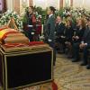 Le roi Juan Carlos Ier d'Espagne, visiblement bouleversé et accompagné de la reine Sofia et l'infante Elena, s'est recueilli à la mémoire d'Adolfo Suarez le 24 mars 2014 au Congrès devant le cercueil de l'ancien chef du gouvernement, artisan de la transition démocratique.