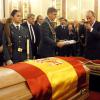 Le roi Juan Carlos Ier d'Espagne, visiblement bouleversé et accompagné de la reine Sofia et l'infante Elena, s'est recueilli à la mémoire d'Adolfo Suarez le 24 mars 2014 au Congrès devant le cercueil de l'ancien chef du gouvernement, artisan de la transition démocratique.