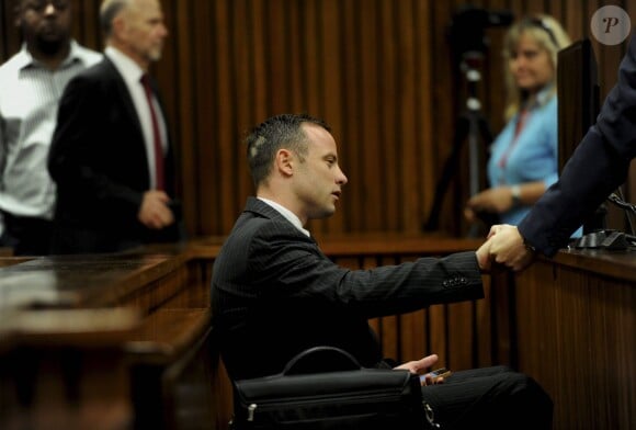 Oscar Pistorius, sur le banc des accusés, devant la Haute cour de justice de Pretoria, le 18 mars 2014