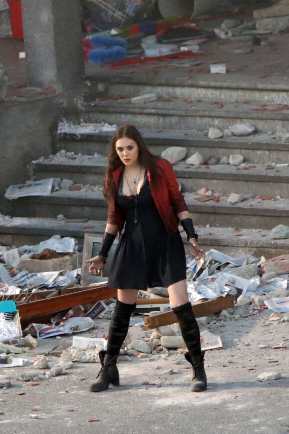Elizabeth Olsen (Wanda Maximoff/Scarlett Witch) sur le tournage d'Avengers 2, à Aoste, Italie, le 24 mars 2014.