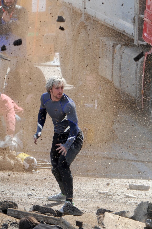 Aaron Taylor-Johnson dans le costume de Quicksilver, en action sur le tournage d'Avengers 2, à Aoste, Italie, le 24 mars 2014.