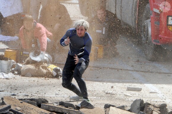 Aaron Taylor-Johnson (Pietro Maximoff/Quicksilver) en action sur le tournage d'Avengers 2, à Aoste, Italie, le 24 mars 2014.