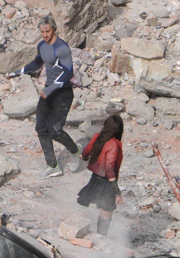 Elizabeth Olsen et Aaron Taylor-Johnson sur le tournage d'Avengers 2 à Aoste, le 24 mars 2014.