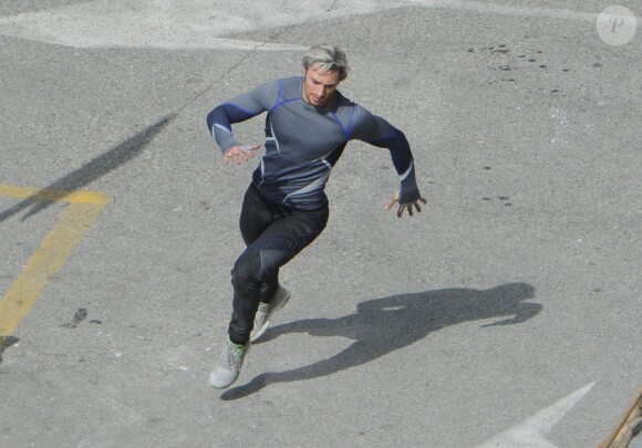 Aaron Taylor-Johnson (Pietro Maximoff/Quicksilver) musclé et en action sur le tournage d'Avengers 2 à Aoste, le 24 mars 2014.