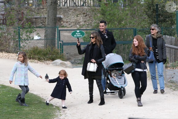 Jessica Alba, son mari Cash Warren et leurs filles Haven et Honor sont à Paris ! L'heureuse famille a passé une partie de la journée du 24 mars au jardin d'acclimatation à Neuilly-sur-Seine.