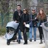 Jessica Alba, son mari Cash Warren et leurs filles Haven et Honor sont allés faire du shopping rue Saint-Honoré à Paris. Le couple est ensuite allé se promener au jardin d'acclimatation à Neuilly-sur-Seine. Le 24 mars 2014