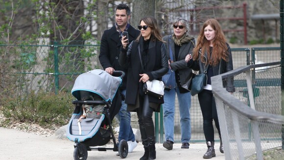 Jessica Alba : En famille à Paris, elle joue les touristes stylées !
