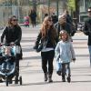 Jessica Alba, son mari Cash Warren et leurs filles Haven et Honor sont allés faire du shopping rue Saint-Honoré à Paris. Le couple est ensuite allé se promener au jardin d'acclimatation à Neuilly-sur-Seine. Le 24 mars 2014