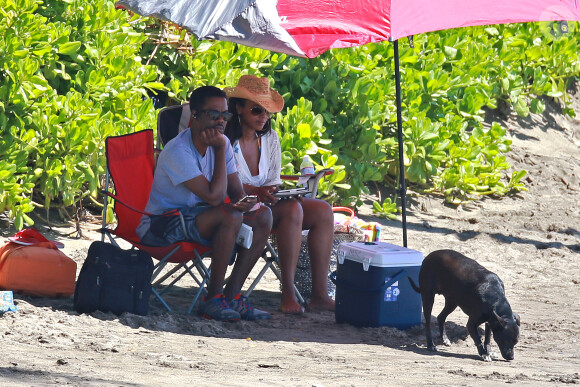 Chris Rock profite d'une journée ensoleillée avec sa femme Malaak Compton-Rock, sur une plage de Lahaina. Hawaï, le 23 mars 2014.