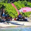 L'acteur Chris Rock profite d'une journée ensoleillée avec sa femme Malaak Compton-Rock et leurs deux filles Lola et Zahara, sur une plage de Lahaina. Hawaï, le 23 mars 2014.