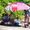 Soleil, plage, parasol et transat : l'acteur Chris Rock se la coule douce avec sa femme Malaak Compton-Rock et leurs deux filles Lola et Zahara, sur une plage de Lahaina. Hawaï, le 23 mars 2014.