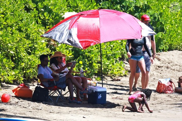 Soleil, plage, parasol et transat : l'acteur Chris Rock se la coule douce avec sa femme Malaak Compton-Rock et leurs deux filles Lola et Zahara, sur une plage de Lahaina. Hawaï, le 23 mars 2014.