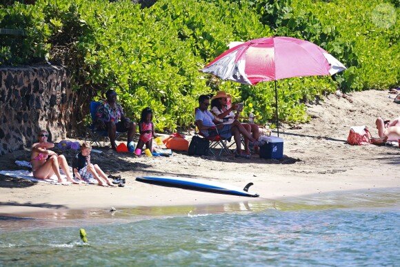 L'acteur Chris Rock, détendu en vacances avec sa femme Malaak Compton-Rock et leurs deux filles Lola et Zahara, sur une plage de Lahaina. Hawaï, le 23 mars 2014.