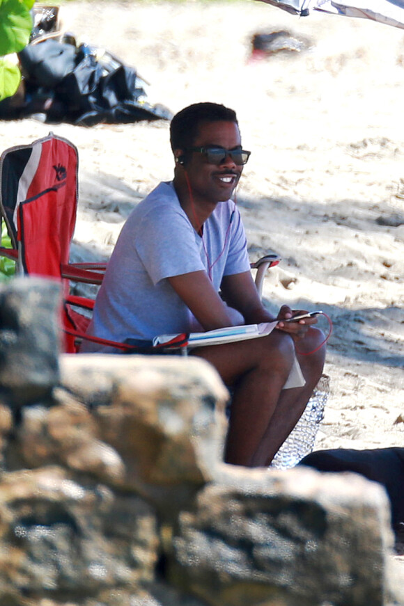 L'acteur Chris Rock profite d'une journée ensoleillée sur une plage de Lahaina. Hawaï, le 23 mars 2014.