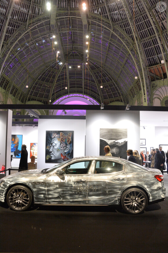 Karl Lagasse customise une Maserati pour l'exposition "Art Paris Art Fair" au Grand Palais à Paris, le 26 mars 2014.