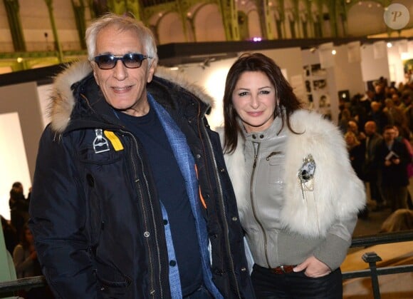 Gérard Darmon et Sarah Guetta ma coiffeuse des stars à l'inauguration de l'exposition "Art Paris Art Fair" au Grand Palais, à Paris le 26 mars 2014.