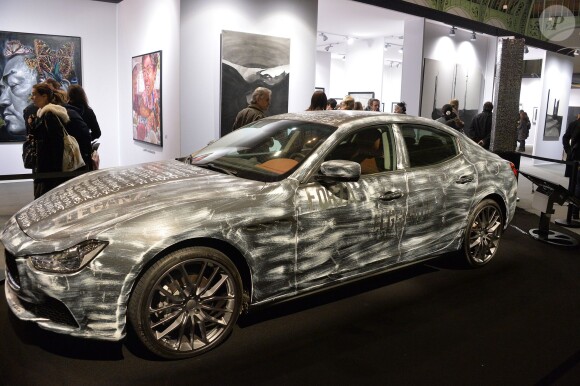 Karl Lagasse customise une Maserati dans le cadre de l'exposition "Art Paris Art Fair" au Grand Palais à Paris, le 26 mars 2014.
