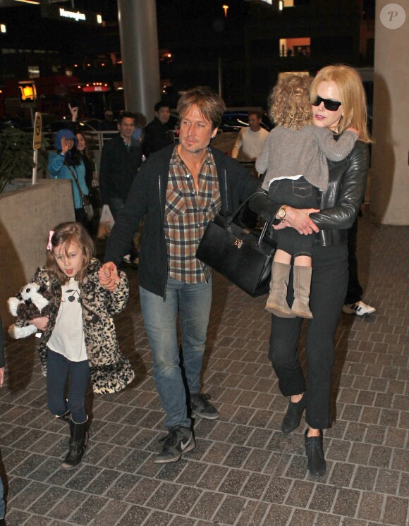 Nicole Kidman et Keith Urban avec leurs filles Sunday et Faith au LAX Airport, Los Angeles, le 26 mars 2014.