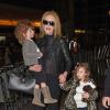 Nicole Kidman avec ses filles Sunday et Faith au LAX Airport, Los Angeles, le 26 mars 2014.