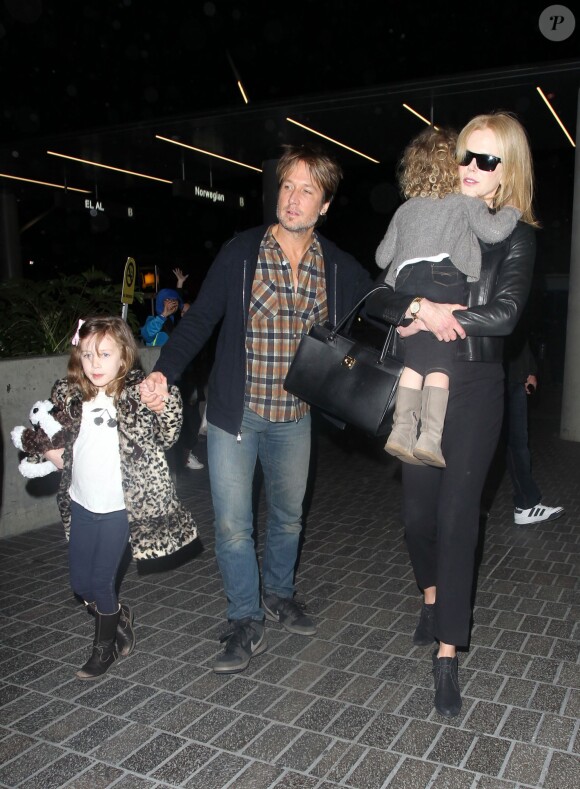 Nicole Kidman et son mari Keith Urban avec leurs filles Sunday et Faith au LAX Airport, Los Angeles, le 26 mars 2014.