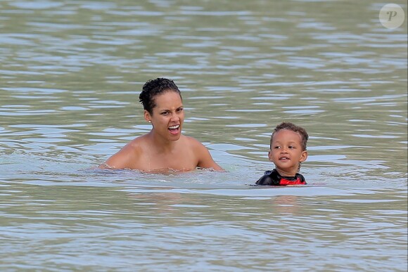 Exclusif - Alicia Keys en famille avec son fils Egypt sur une plage de St Barth le 21 mars 2014