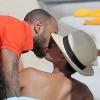 Exclusif - Alicia Keys embrasse son mari Swizz Beatz sur une plage de St Barth le 21 mars 2014