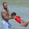 Exclusif - Swizz Beatz, le mari d'Alicia Keys, s'amuse avec leur fils Egypt  sur une plage de St Barth le 21 mars 2014