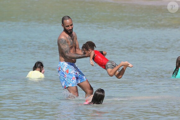 Exclusif - Swizz Beatz, le mari d'Alicia Keys, s'amuse avec leur fils Egypt  sur une plage de St Barth le 21 mars 2014