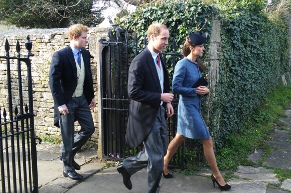 Le prince William et Kate Middleton avec le prince Harry au mariage de Lucy Meade et Charlie Budgett, le 29 mars 2014 à Marshfield, dans le Gloucestershire.