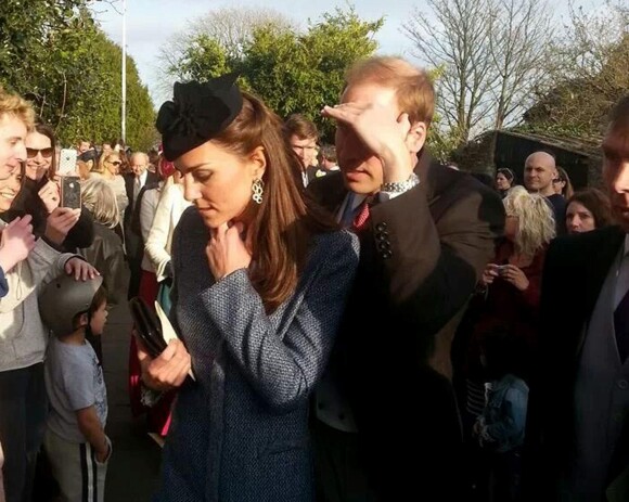 Kate Middleton et le prince William dans la foule au mariage de Lucy Meade et Charlie Budgett, le 29 mars 2014 à Marshfield, dans le Gloucestershire.