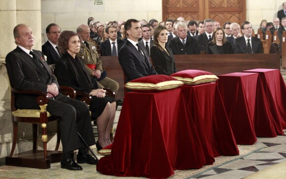 Le roi Juan Carlos, la reine Sofia, le prince Felipe et la princesse Letizia d'Espagne lors des obsèques d'Etat de l'ancien chef du gouvernement espagnol Adolfo Suarez en la cathédrale de La Almudena à Madrid, le 31 mars 2014.