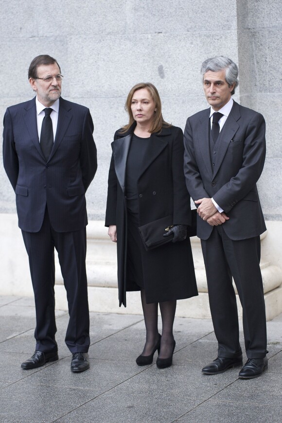 Mariano Rajoy, sa femme Elvira Fernandez et Adolfo Suarez Illana lors des obsèques d'Etat de l'ancien chef du gouvernement espagnol Adolfo Suarez en la cathédrale de La Almudena à Madrid, le 31 mars 2014.
