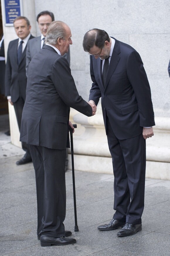 Le roi Juan Carlos d'Espagne et Mariano Rajoy se saluent lors des obsèques d'Etat de l'ancien chef du gouvernement espagnol Adolfo Suarez en la cathédrale de La Almudena à Madrid, le 31 mars 2014.