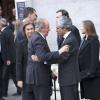 Le roi Juan Carlos Ier d'Espagne et Adolfo Suarez Illana, fils du défunt, se saluent chaleureusement lors des obsèques d'Etat de l'ancien chef du gouvernement espagnol Adolfo Suarez en la cathédrale de La Almudena à Madrid, le 31 mars 2014.