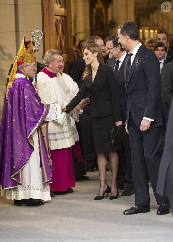 Le prince Felipe et la princesse Letizia d'Espagne à la sortie des obsèques d'Etat de l'ancien chef du gouvernement espagnol Adolfo Suarez en la cathédrale de La Almudena à Madrid, le 31 mars 2014.