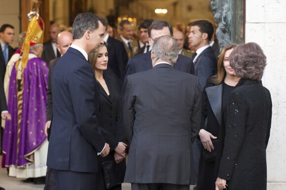 La princesse Letizia, le prince Felipe, le roi Juan Carlos et la reine Sofia d'Espagne avec Mariano Rajoy et sa femme Elvira Fernandez lors des obsèques d'Etat de l'ancien chef du gouvernement espagnol Adolfo Suarez en la cathédrale de La Almudena à Madrid, le 31 mars 2014.