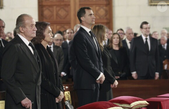 Le roi Juan Carlos Ier, la reine Sofia, le prince Felipe et la princesse Letizia d'Espagne au premier rang lors des obsèques d'Etat de l'ancien chef du gouvernement espagnol Adolfo Suarez en la cathédrale de La Almudena à Madrid, le 31 mars 2014.