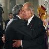 Adolfo Suarez Illana et le roi Juan Carlos d'Espagne dans les bras l'un de l'autre lors des obsèques d'Etat de l'ancien chef du gouvernement espagnol Adolfo Suarez en la cathédrale de La Almudena à Madrid, le 31 mars 2014.