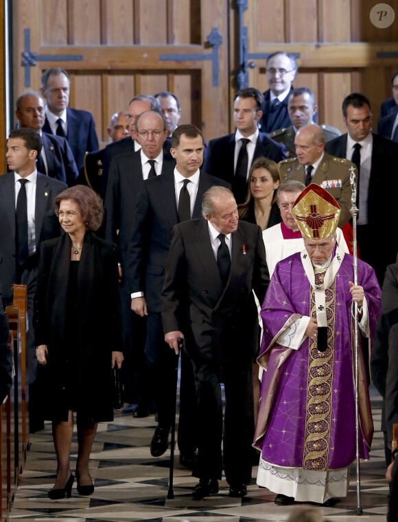 Le roi Juan Carlos, la reine Sofia, le prince Felipe et la princesse Letizia d'Espagne arrivant lors des obsèques d'Etat de l'ancien chef du gouvernement espagnol Adolfo Suarez en la cathédrale de La Almudena à Madrid, le 31 mars 2014.