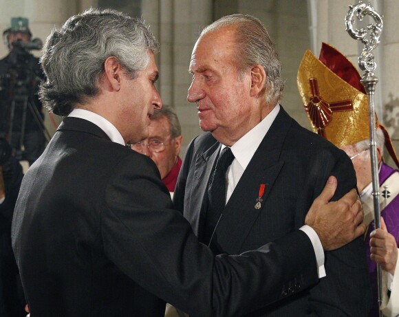 Adolfo Suarez Illana et le roi Juan Carlos Ier d'Espagne ont eu des échanges émus lors des obsèques d'Etat de l'ancien chef du gouvernement espagnol Adolfo Suarez en la cathédrale de La Almudena à Madrid, le 31 mars 2014.