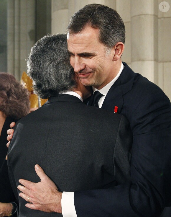 Adolfo Suarez Illana et le prince Felipe d'Espagne s'étreignant lors des obsèques d'Etat de l'ancien chef du gouvernement espagnol Adolfo Suarez en la cathédrale de La Almudena à Madrid, le 31 mars 2014.