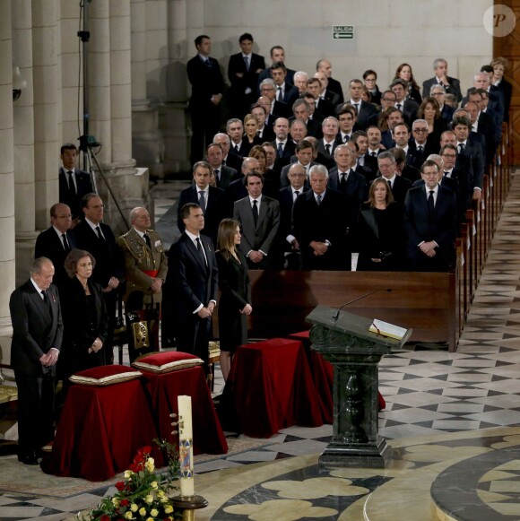 Le roi Juan Carlos, la reine Sofia, le prince Felipe et la princesse Letizia d'Espagne présidaient la cérémonie des obsèques d'Etat de l'ancien chef du gouvernement espagnol Adolfo Suarez en la cathédrale de La Almudena à Madrid, le 31 mars 2014.