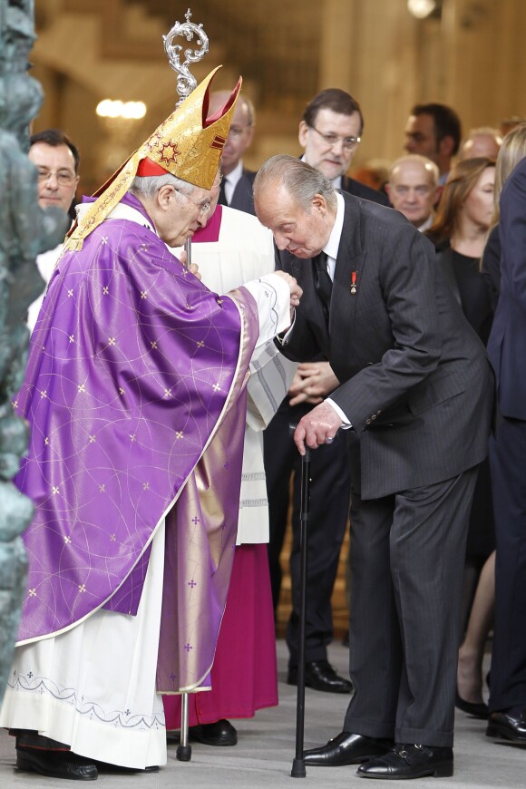 Le roi Juan Carlos d'Espagne après les obsèques d'Etat de l'ancien chef du gouvernement espagnol Adolfo Suarez en la cathédrale de La Almudena à Madrid, le 31 mars 2014.