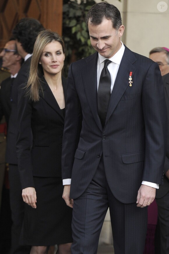 Le prince Felipe d'Espagne et son épouse la princesse Letizia lors des obsèques d'Etat de l'ancien chef du gouvernement espagnol Adolfo Suarez en la cathédrale de La Almudena à Madrid, le 31 mars 2014.