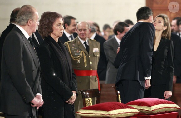 Le roi Juan Carlos Ier et la reine Sofia d'Espagne avec le prince Felipe et la princesse Letizia lors des obsèques d'Etat de l'ancien chef du gouvernement espagnol Adolfo Suarez en la cathédrale de La Almudena à Madrid, le 31 mars 2014.